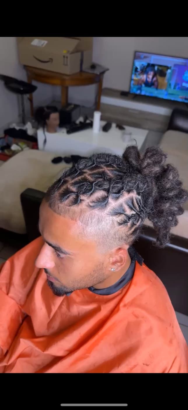 Locks coiffées en chignon haut avec dégradé net sur les côtés